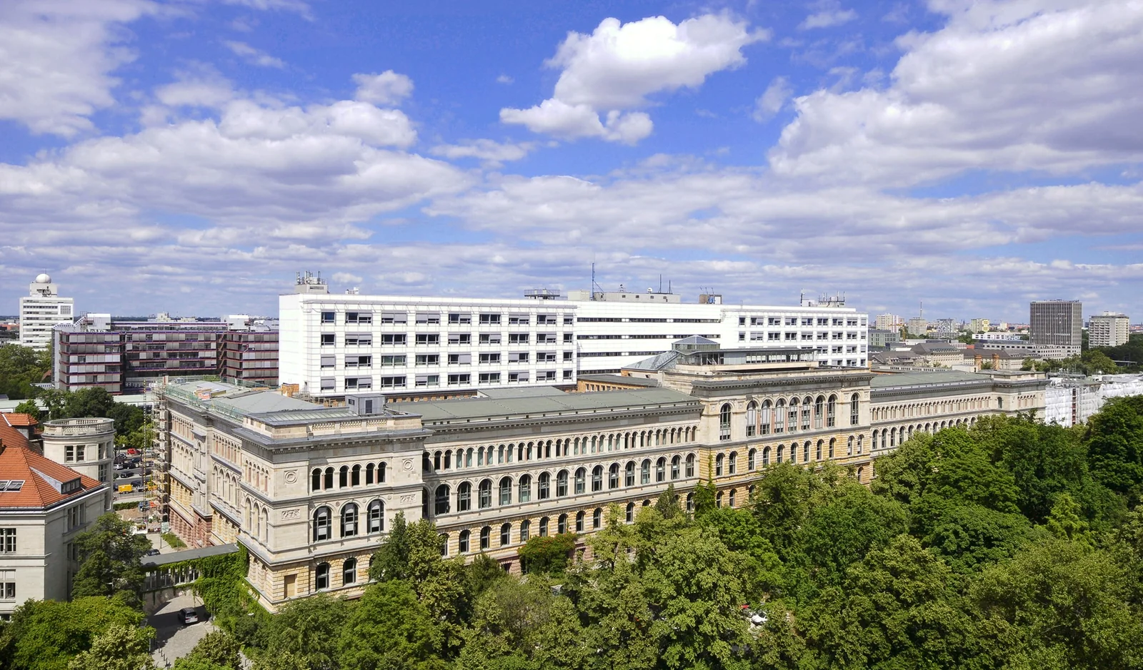 Hauptgebäude der Technischen Universität Berlin, Blick vom Eugene-Paul-Wigner-Bau, 2010 — Hülsmanns Studien- und Promotionsort (1986-1996)